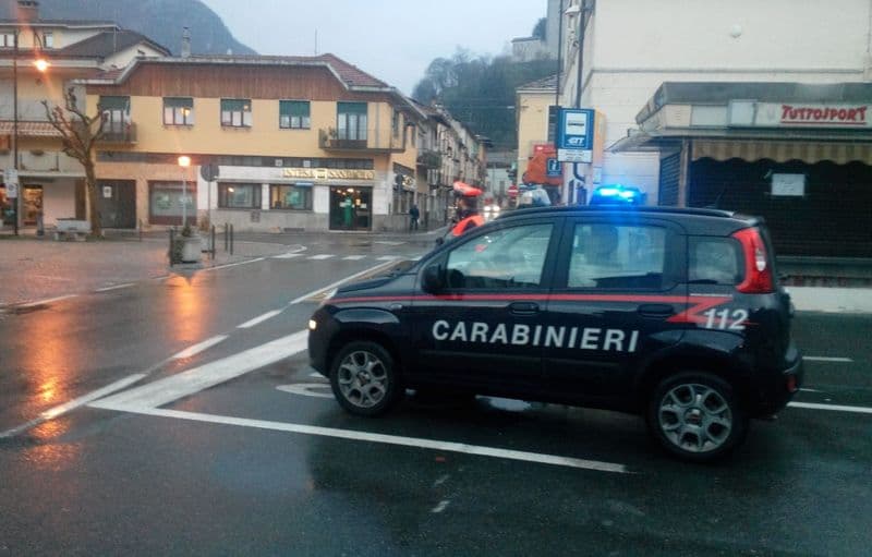 PONT CANAVESE - Armato di coltello tenta di rapinare un coetaneo: 21enne marocchino arrestato dai carabinieri