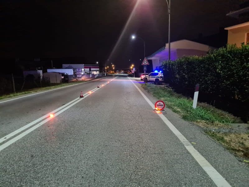 NOLE - Rifiuta di soffiare per l'alcoltest e tenta di menare gli agenti della polizia locale: automobilista denunciato