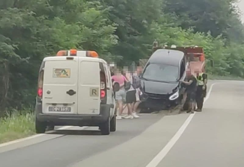 RIVAROSSA-FRONT - Auto finisce nel fossato dopo lo scontro con un'altra vettura sulla provinciale