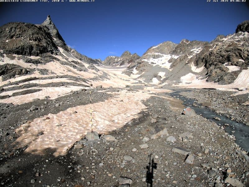 VALLE SOANA - E' finita la neve a ridosso dell'asta nivometrica della stazione meteorologica del ghiacciaio Ciardoney