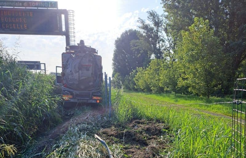 BORGARO - Camion spurgo finisce fuori strada sulla tangenziale di Torino, lunghe code in direzione nord - FOTO