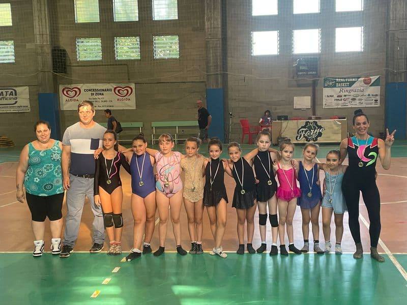 FORNO CANAVESE - Pioggia di applausi per la «Final lesson» delle giovani Sirene