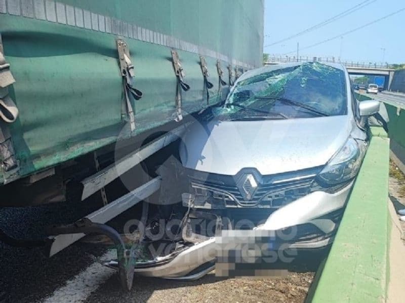 TANGENZIALE TORINO - Tre incidenti in poche ore, traffico in tilt: paura a Borgaro per un'auto schiacciata da un tir - FOTO