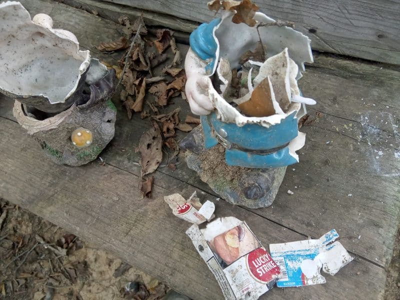 PRASCORSANO - Vandali in azione: spaccati tre nani e un cartello del «Bosco incantato»