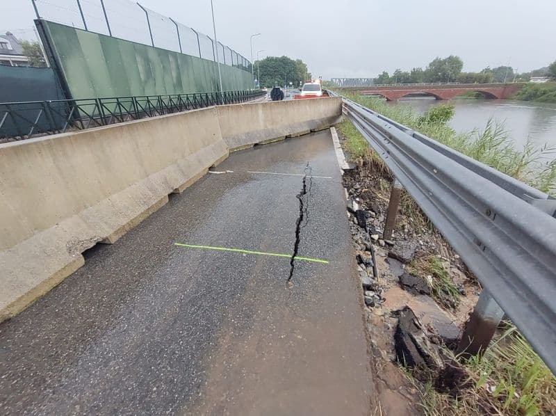 CHIVASSO - Cede la strada in viale dei Vigili del Fuoco, da lunedì i lavori di ripristino