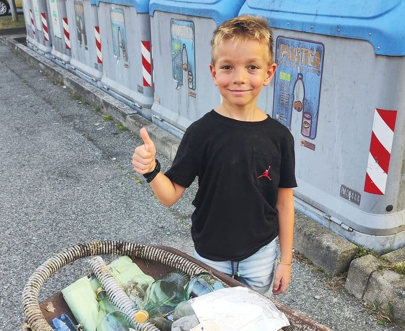 MONTALENGHE - Il giovane Tommy ripulisce la via dalla spazzatura, la sindaca: «Grazie, gesto bellissimo per la nostra comunità» - FOTO