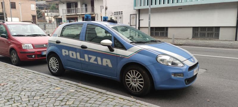 IVREA - Pensionata scippata in mezzo alla strada: indaga la polizia