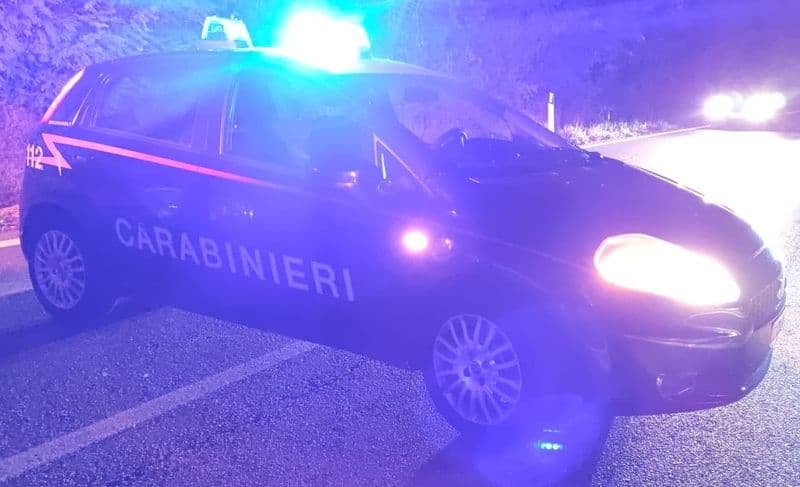 CALUSO - Lite a colpi di bottiglia in mezzo alla strada: un marocchino denunciato e un altro in ospedale
