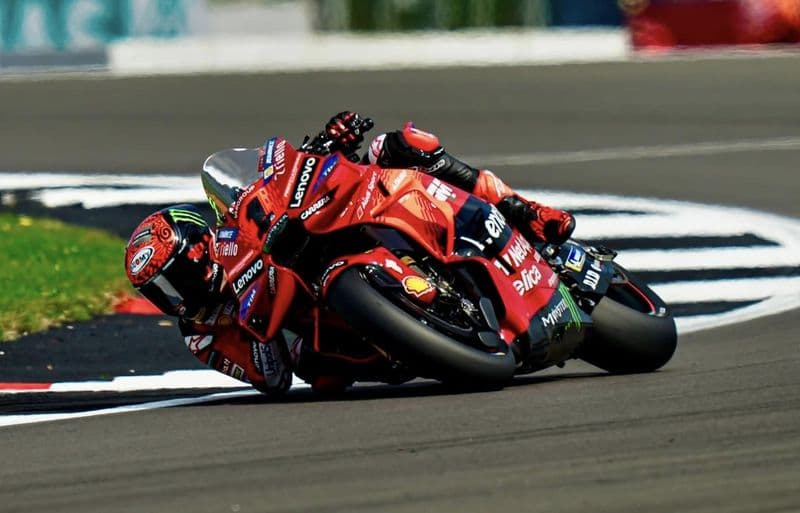 MOTO GP - Pecco Bagnaia cade nella sprint race ma resta in testa (per un punto) alla classifica del mondiale