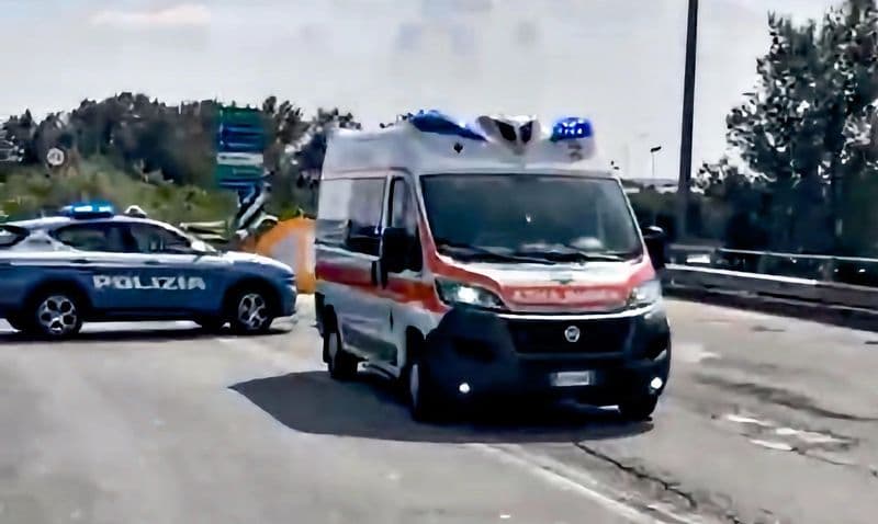 IVREA - Schianto sul Terzo ponte, auto contro moto: due feriti, centauro elitrasportato al Cto