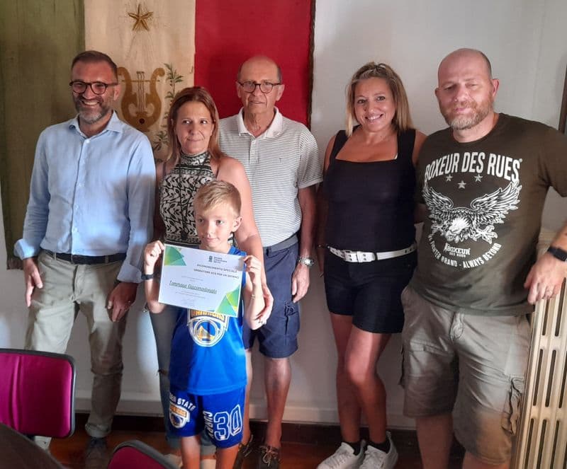 MONTALENGHE - Ripulisce la strada dalla spazzatura, il giovane Tommy premiato da Scs in municipio - FOTO