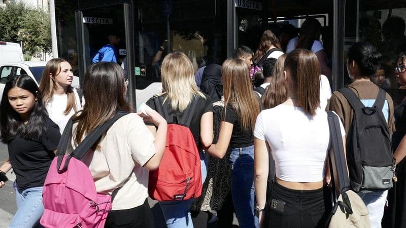 IVREA-BOLLENGO - Un bus non passa e l'altro è troppo pieno, 50 bimbi in gita lasciati a piedi