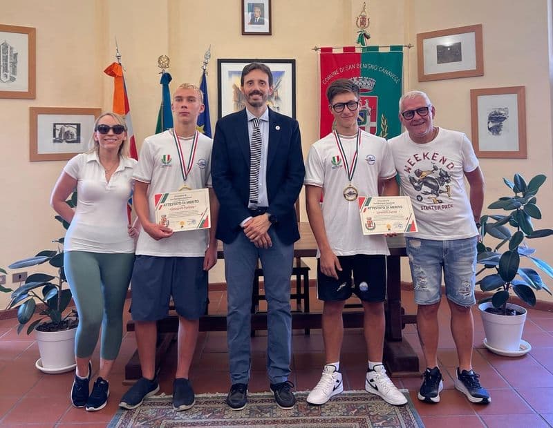 SAN BENIGNO CANAVESE - Canoa velocità, i campioni italiani juniores Foresto e Zucca premiati dal sindaco - FOTO