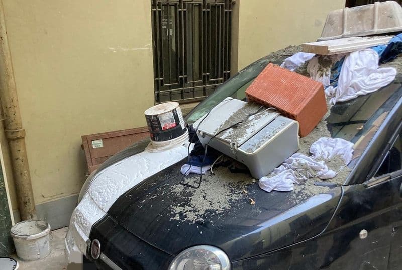 IVREA - Vandali nel cuore della notte in via Palestro: auto devastata, citofoni e contatori danneggiati - FOTO