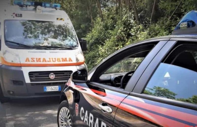 VEROLENGO - Incidente a Borgo Revel, escono di strada e si schiantano contro un albero: quattro feriti