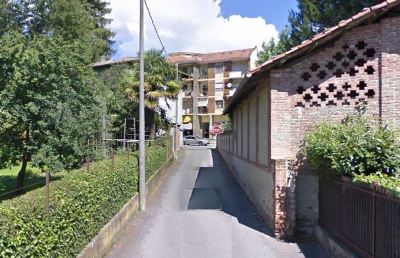 CASTELLAMONTE - Strada stretta e auto che sfrecciano troppo veloci in via Pelizzina: residenti preoccupati