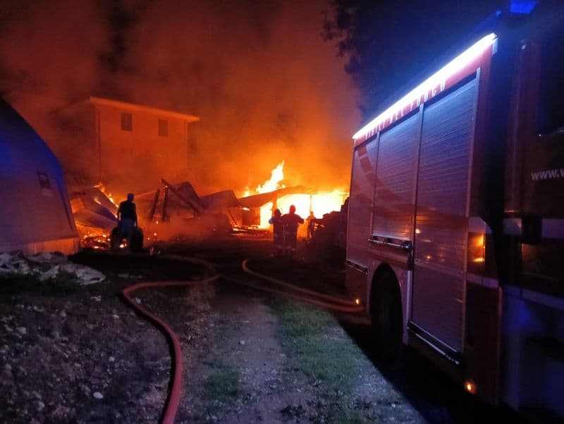 CASTELLAMONTE - Ferragosto di fuoco a San Giovanni, incendio in un'azienda agricola - FOTO