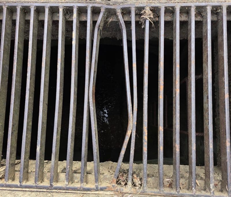 FORNO CANAVESE - 70enne resta incastrata nella grata del tombino, intervento dei vigili del fuoco