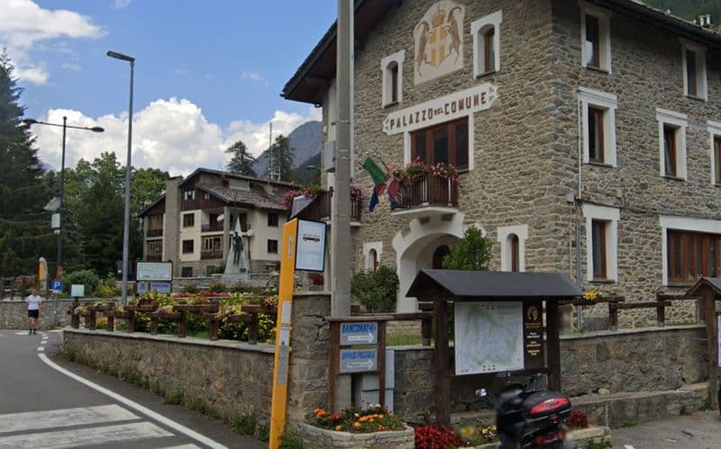 CERESOLE REALE - L'unico bancomat è rotto, disagi per turisti e residenti. L'Uncem a gamba tesa: «Le banche se ne fregano»
