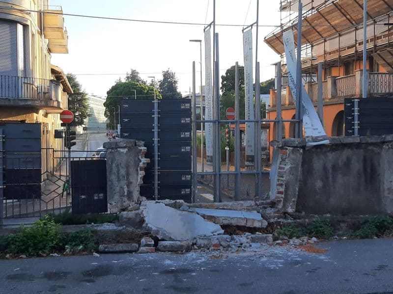 IVREA - Pullman in manovra abbatte un muro alla stazione, nessuno ha avvisato Comune e forze dell'ordine - FOTO