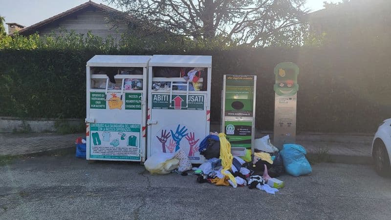 CUORGNE' - Sempre strapieni i bidoni per la raccolta degli indumenti usati