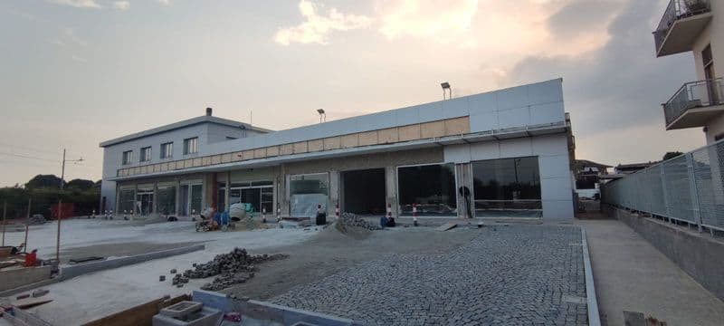 RIVAROLO CANAVESE - Nuovo centro commerciale in corso Torino con negozi per la casa e abbigliamento - FOTO