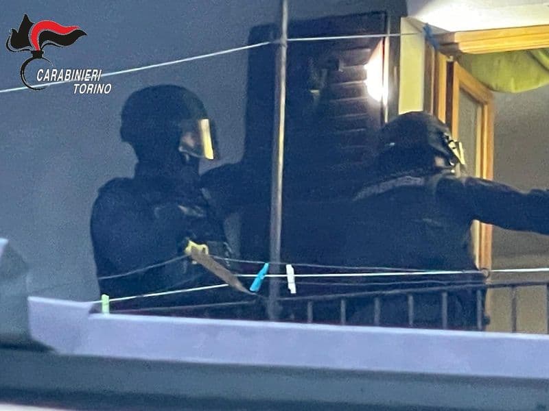 LOCANA - Litiga con il vicino e gli spara contro la casa quattro colpi di pistola: arrestato - FOTO