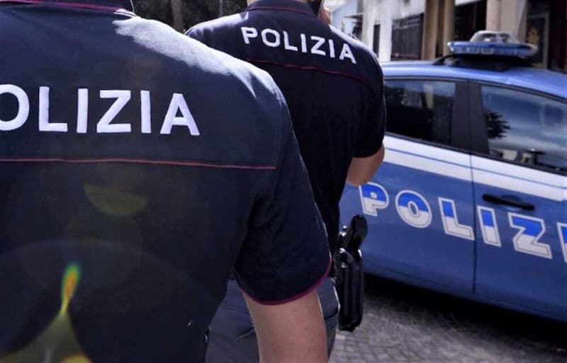 IVREA - Strappa la catenina dal collo di una donna e fugge: ancora una scippo in città