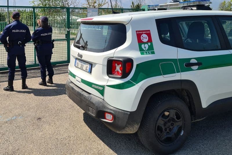 NOLE - Ruba il portafoglio ad una donna: beccato e denunciato dalla polizia locale grazie alle telecamere