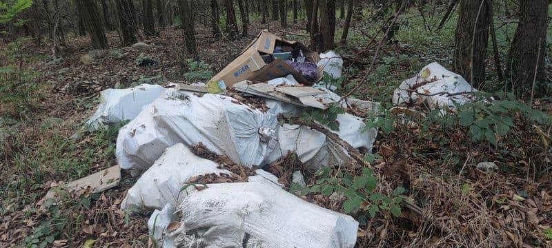 RIVAROLO CANAVESE - Discarica abusiva alle Gave con lastre di eternit: l'inciviltà altrui costa migliaia di euro alle casse del Comune