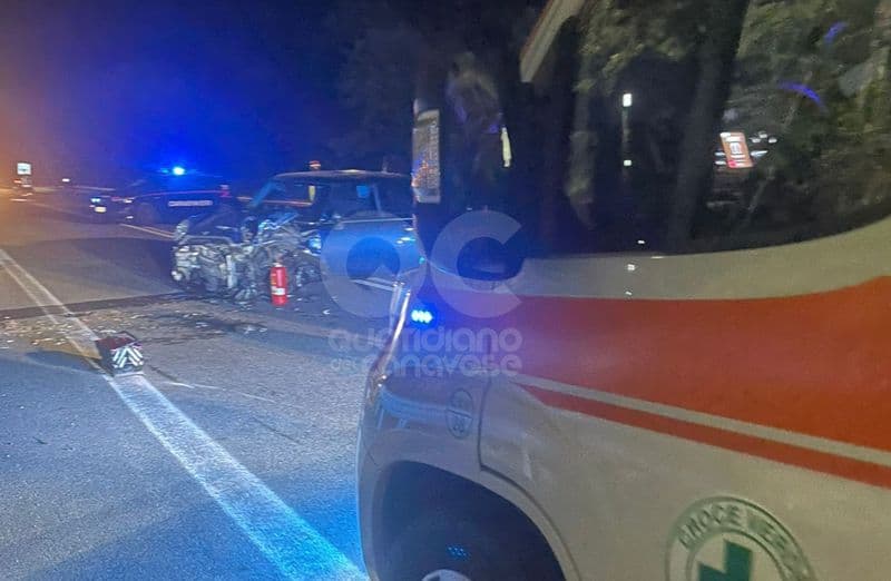 LEINI - Schianto sulla 460, Mini distrutta: un ferito trasportato in ambulanza al Giovanni Bosco di Torino