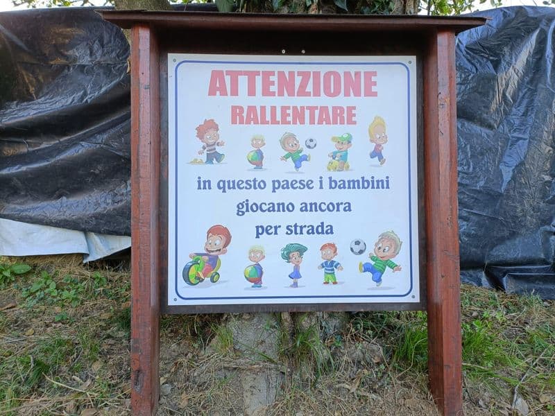 SAN COLOMBANO BELMONTE - «Attenzione, rallentare: qui i bimbi giocano ancora per strada». Il cartello ricompare a Sale