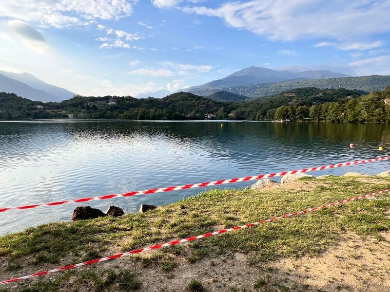 CHIAVERANO - Parte della scogliera crolla nel lago Sirio: area transennata - FOTO