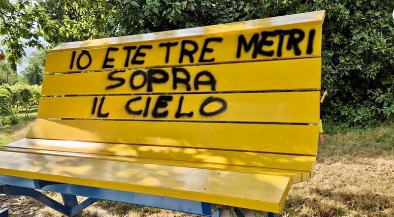 CALUSO - «Io e te, tre metri sopra il cielo»: vandalo innamorato imbratta la panchina gigante