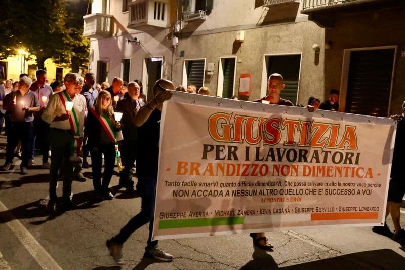 BRANDIZZO - In centinaia alla fiaccolata per ricordare i cinque operai morti sui binari della ferrovia - FOTO