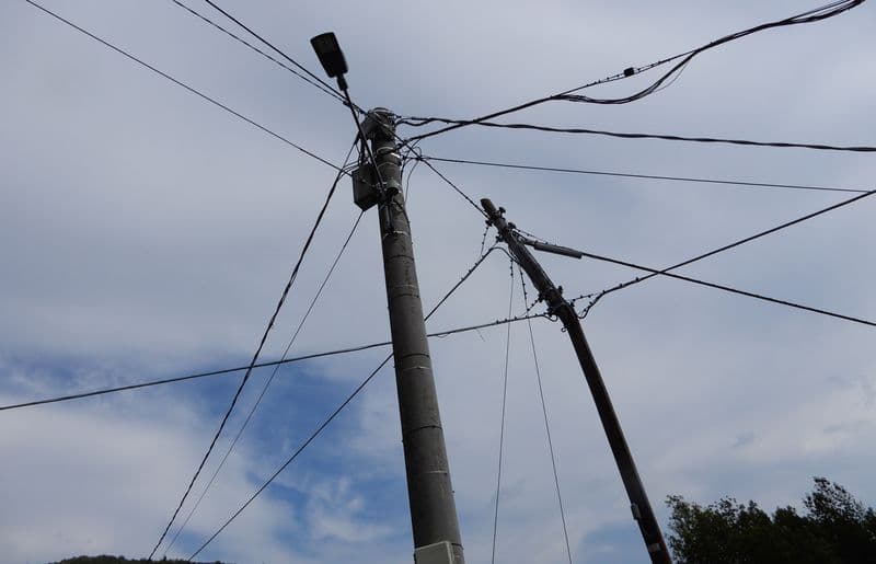 PONT CANAVESE - Il temporale spezza i pali del telefono ma l'azienda che dovrebbe ripararli... dimentica di farlo: residenti furenti