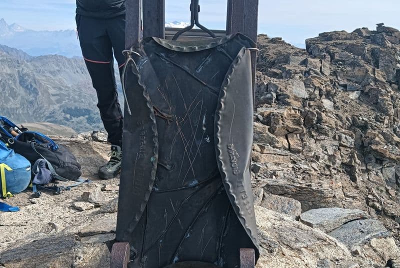 VALPRATO SOANA - I vandali sono saliti fino a 3164 metri di quota per rubare il diario di vetta e sfasciare il quadro del Papa