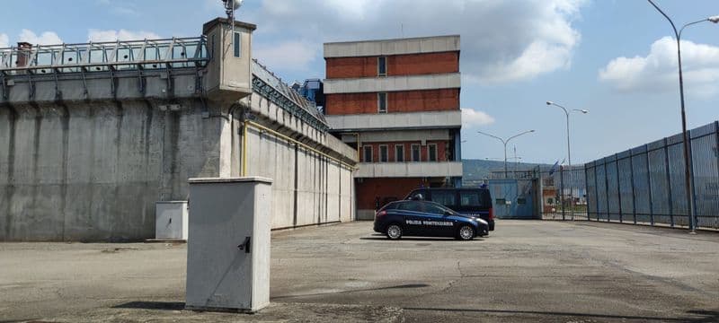 IVREA - Caos in carcere, detenuti lanciano bombolette e bastoni di legno contro gli agenti della polizia penitenziaria