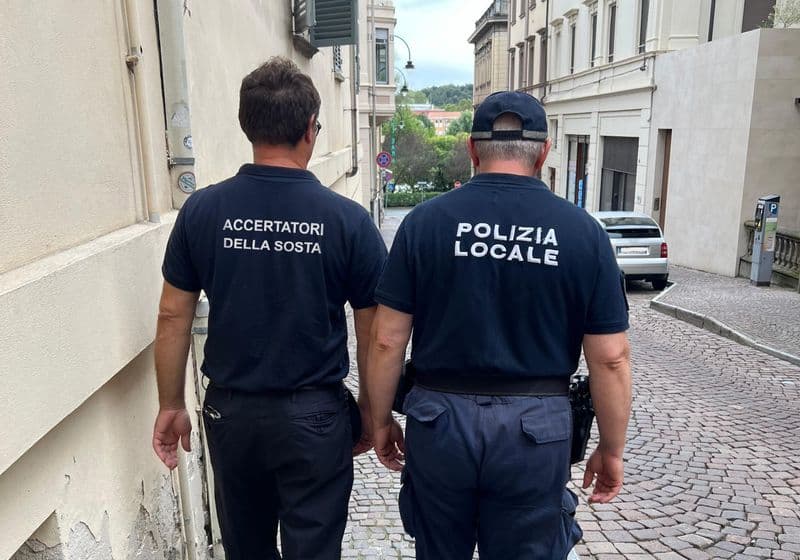 IVREA - Stop alla sosta selvaggia: da lunedi anche gli ausiliari della sosta potranno multare gli automobilisti indisciplinati