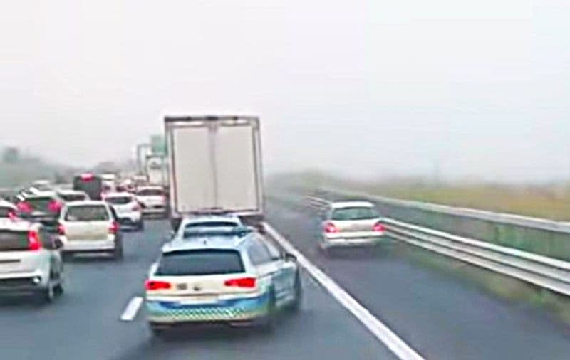 TANGENZIALE TORINO - Supera tutti sulla corsia d'emergenza ma non si accorge della polizia stradale...