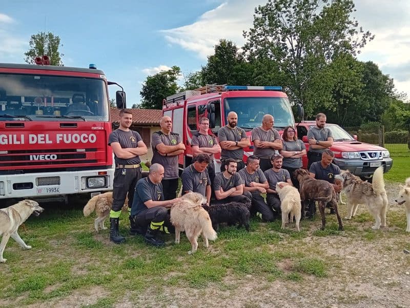 BARBANIA - I vigili del fuoco posano per il calendario 2025 del rifugio per animali «Casa del Cane Vagabondo»