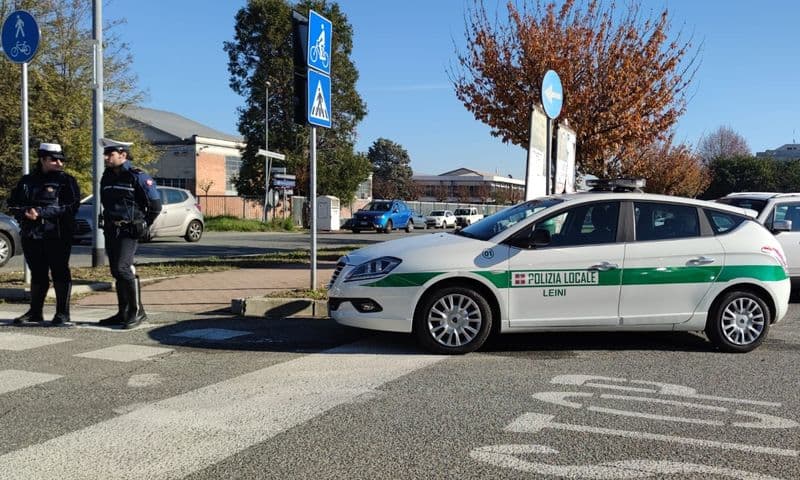 LEINI - Camionista belga derubato del rimorchio da 100 mila euro: ritrovato grazie alla polizia locale