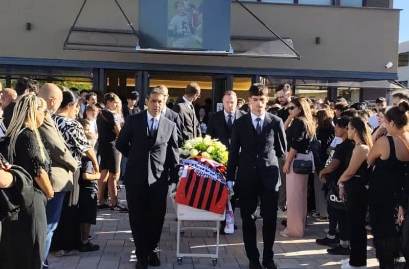 LEINI' - I video ricordi e la maglia del Milan appoggiata sul feretro: oltre 500 persone per l'addio al 14enne Kayo - FOTO