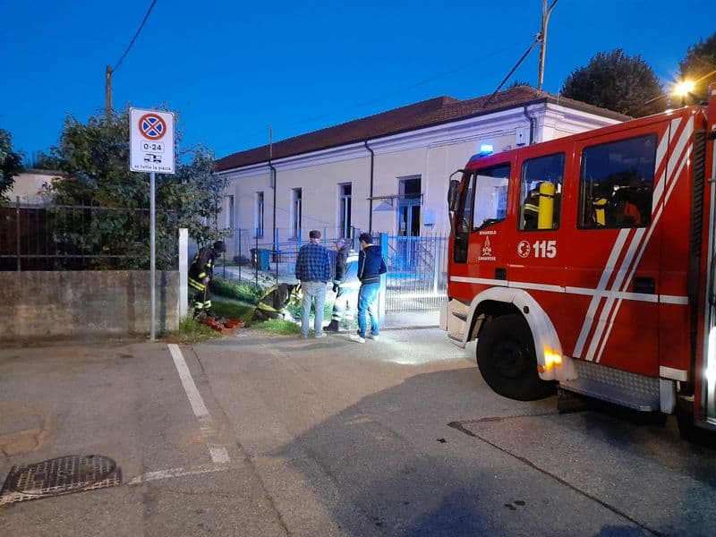 VALPERGA - Perdita di gasolio in piazza Pastore, intervento dei vigili del fuoco - FOTO