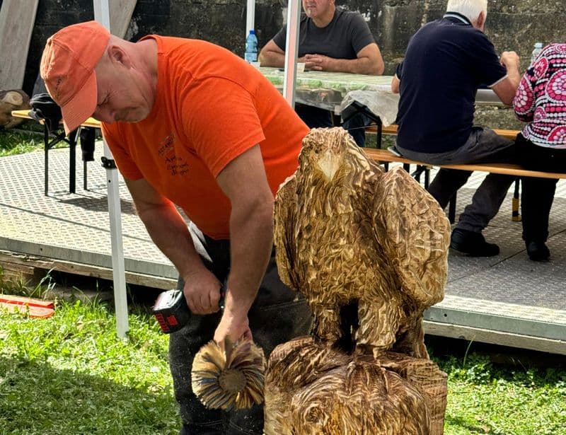 INGRIA - Polenta e sculture con la motosega in aiuto di Rebecca - FOTO