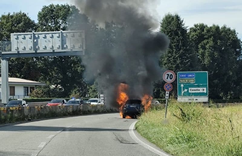CASELLE - Auto prende fuoco durante la marcia a due passi dall'aeroporto: traffico deviato dal raccordo autostradale