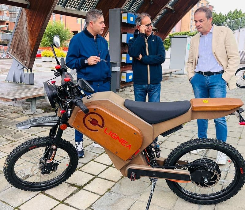 CASTELLAMONTE - Lignea, la moto elettrica tutta in legno Made in Canavese presentata a Torino - FOTO