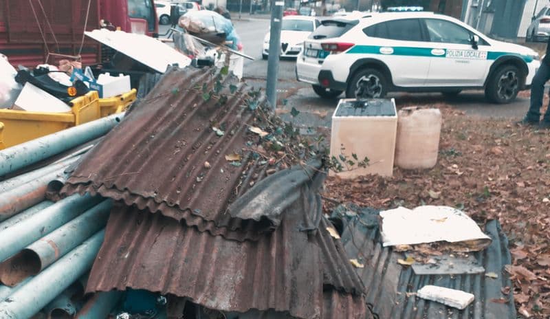 CHIVASSO - Rifiuti abbandonati ovunque: due denunciati e cinque multati dagli agenti della polizia locale