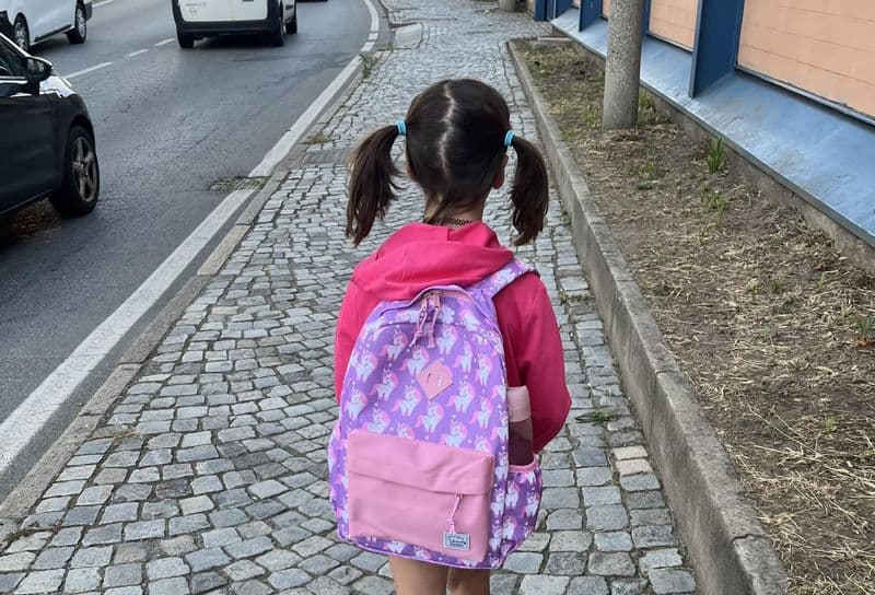 IVREA - Cancellato il «pedibus», una bimba non ci sta e continua a camminare verso la scuola: «Io ci credo»