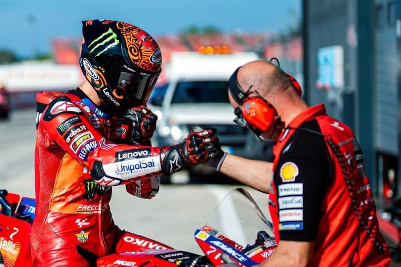 MOTO GP - Pecco Bagnaia torna a vincere: primo nella sprint di Misano, riduce a quattro i punti da Martin